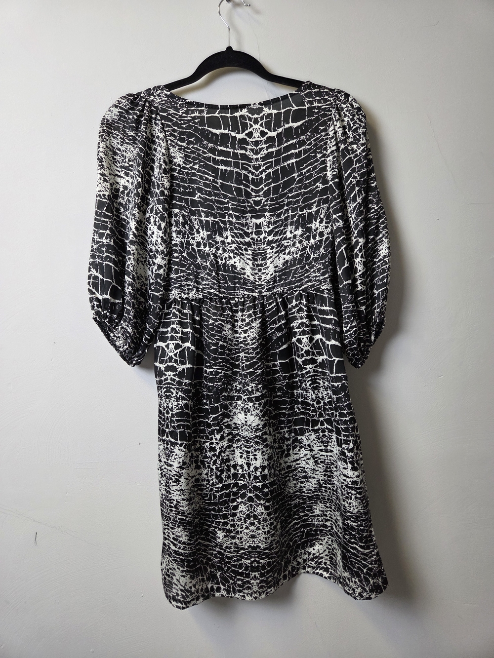 Black & White Crackle Print Long Sleeve Dress - Picture 8 of 9